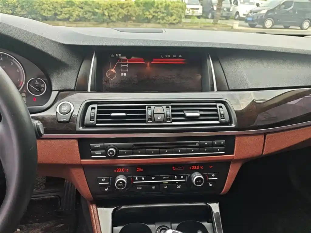 BMW 5 Series 2015 — фото 9