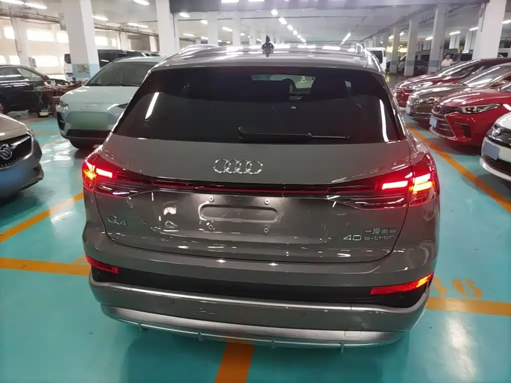 Audi Q4 e-tron 2023 — фото 6