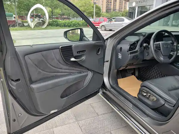 Lexus LS 2018