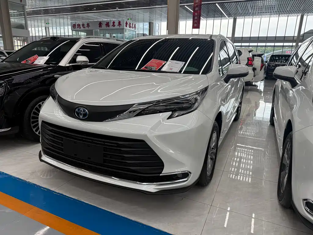 Toyota Sienna 2023 — фото 3