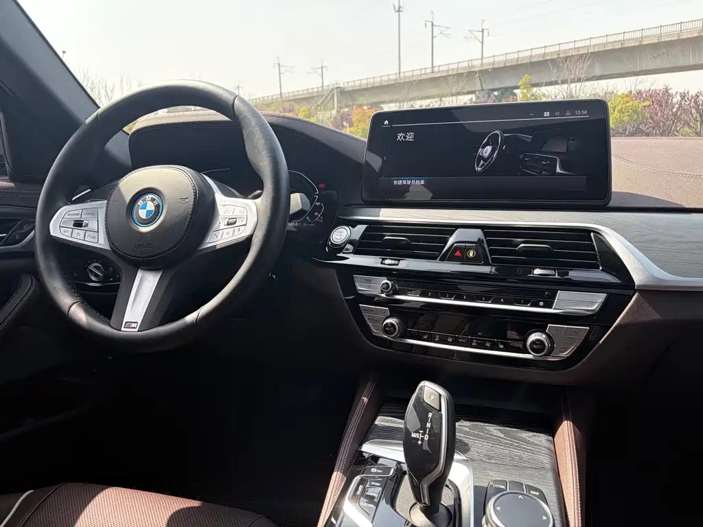 BMW 5 Series New Energy 2023 — фото 13