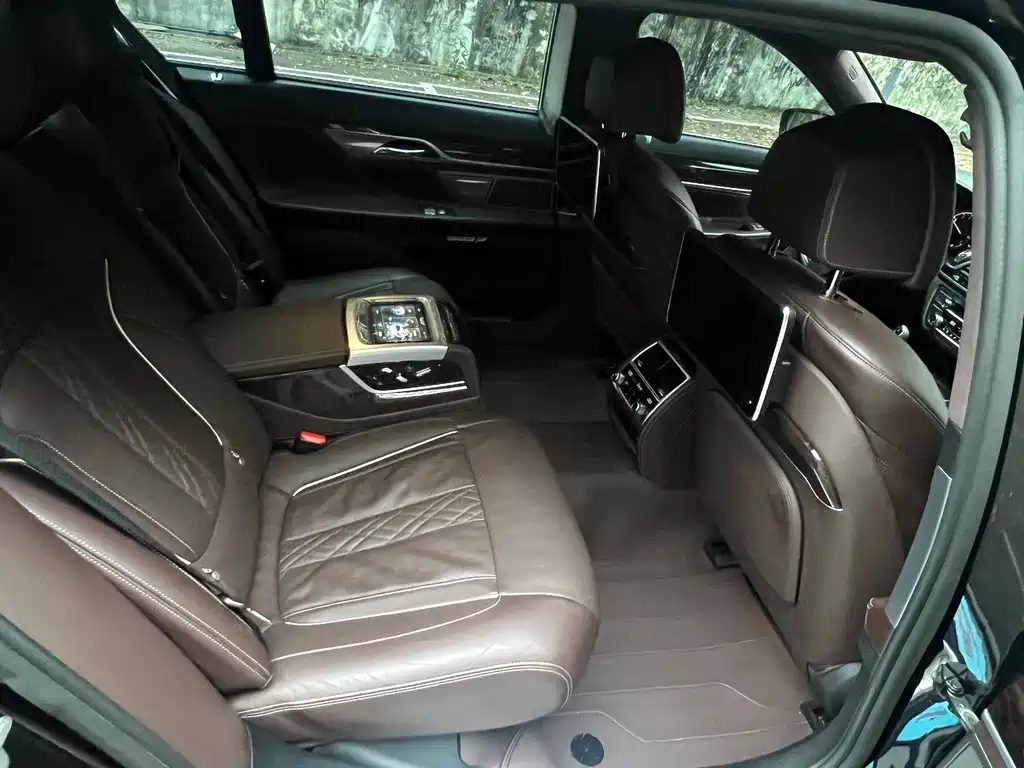BMW 7 Series 2016 — фото 11