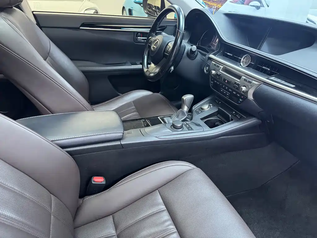 Lexus ES 2018 — фото 18