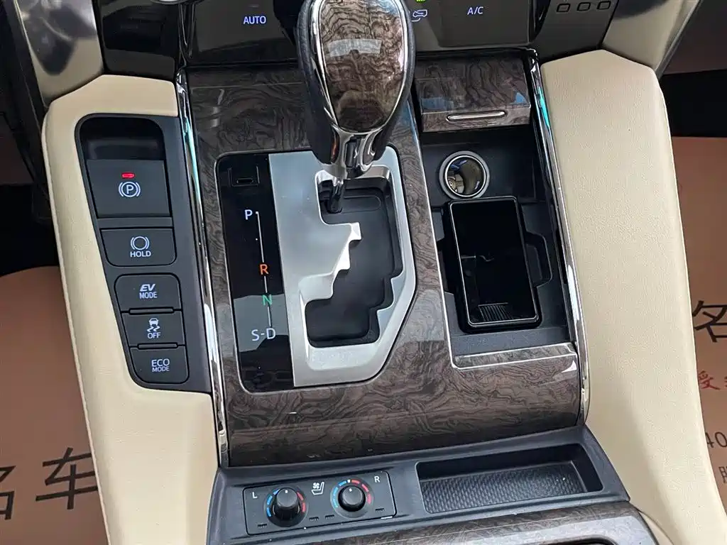 Toyota Alphard 2023 — фото 27