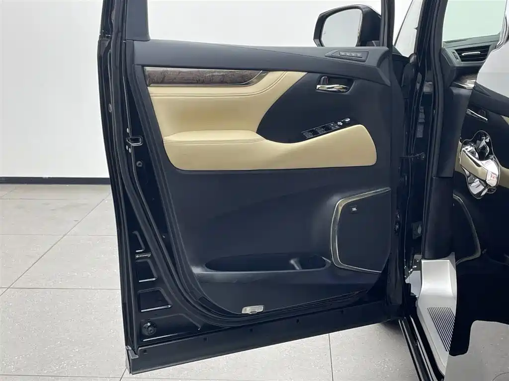 Toyota Alphard 2023 — фото 8