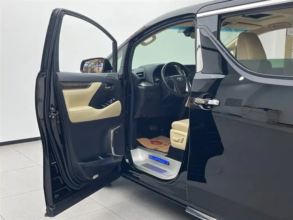 Toyota Alphard 2023 — фото 17