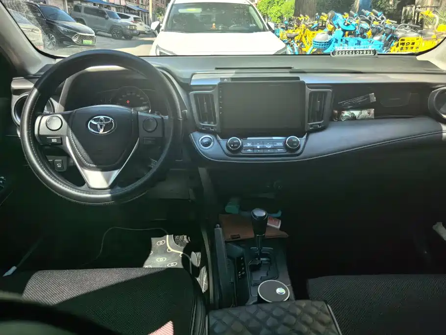 Toyota RAV4 2019 — фото 12