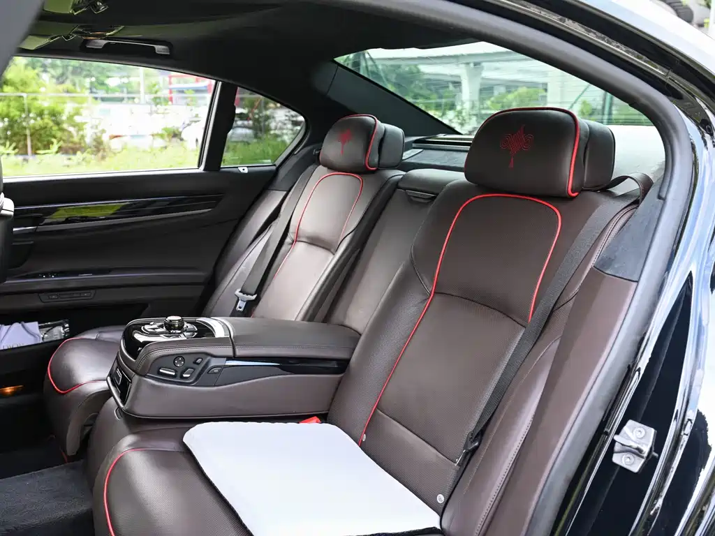 BMW 7 Series 2010 — фото 18
