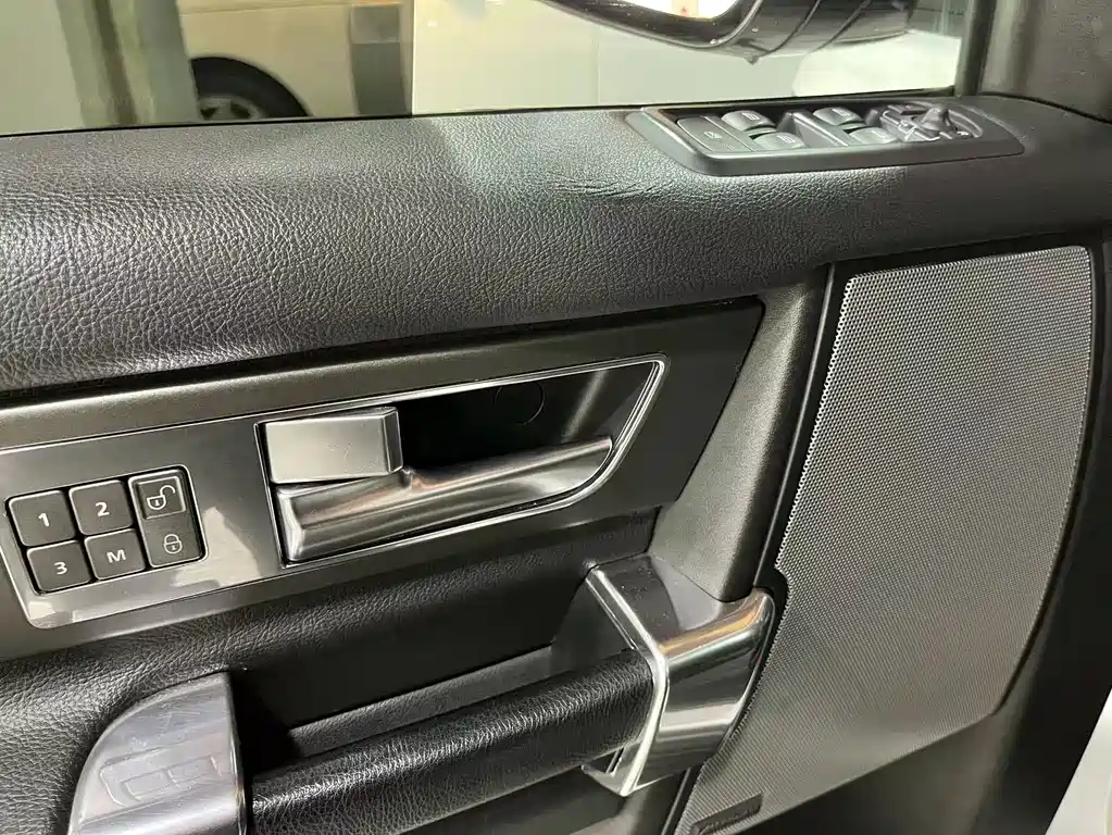 Land Rover Discovery 2017 — фото 14