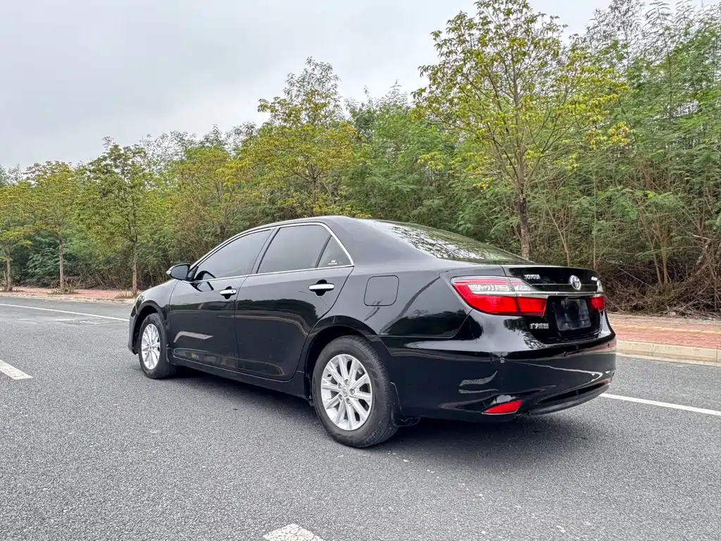 Toyota Camry 2015 — фото 10