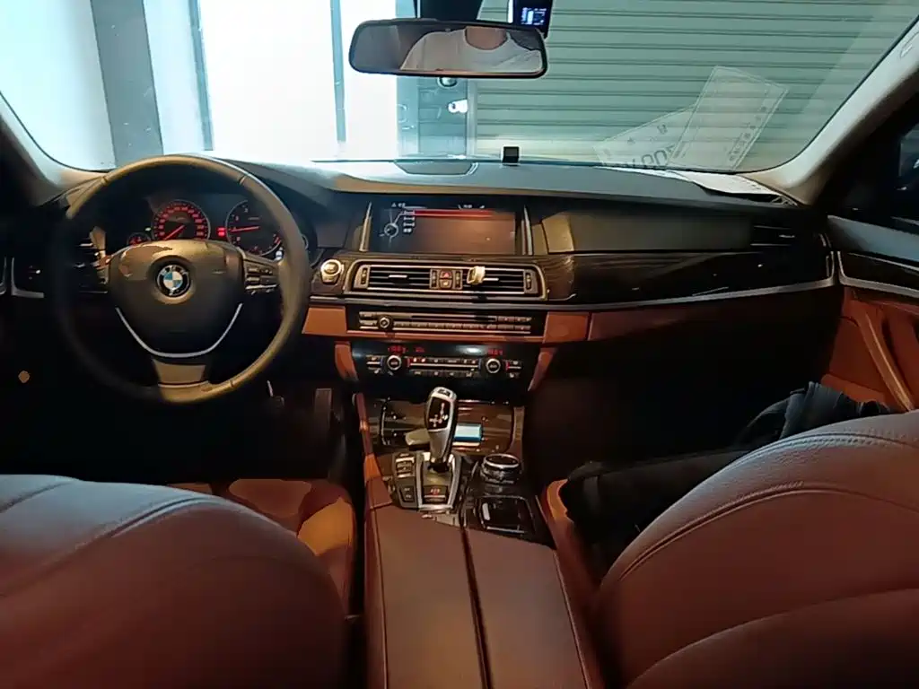 BMW 5 Series 2015 — фото 10