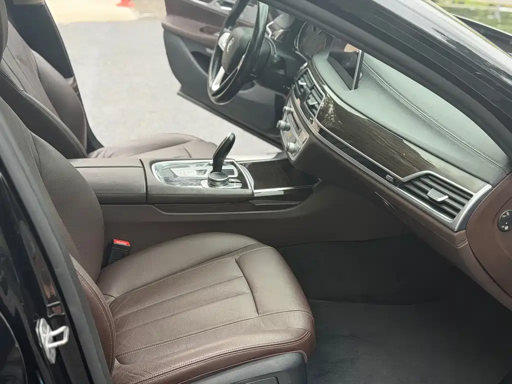BMW 7 Series 2016 — фото 10