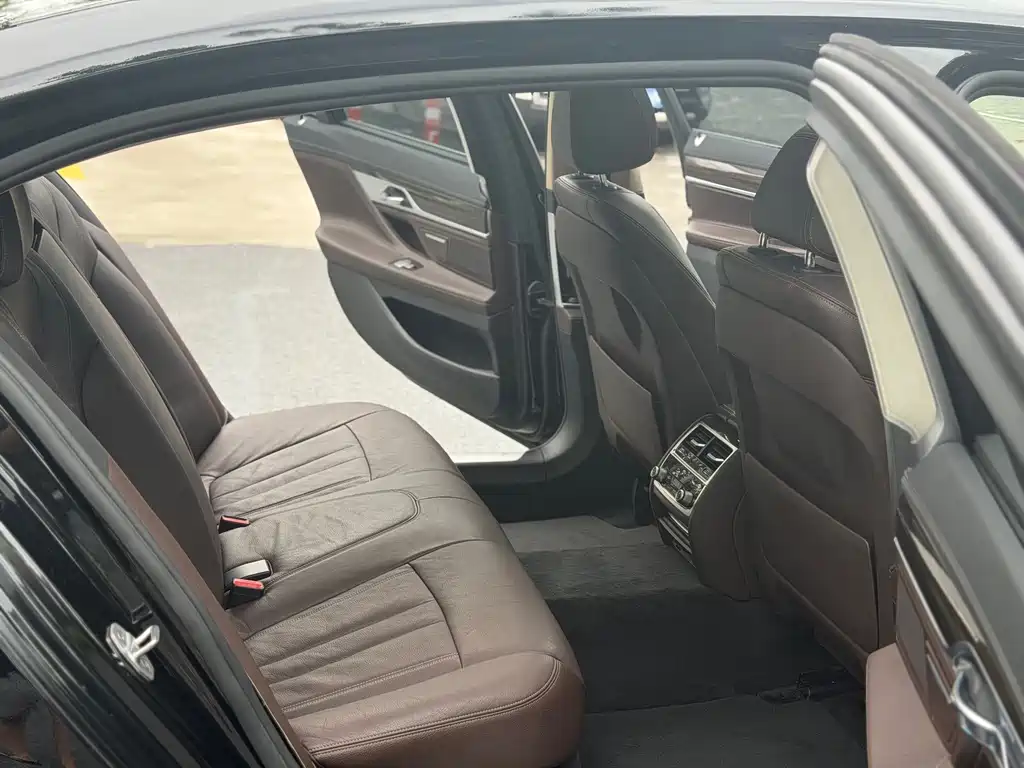 BMW 7 Series 2016 — фото 12