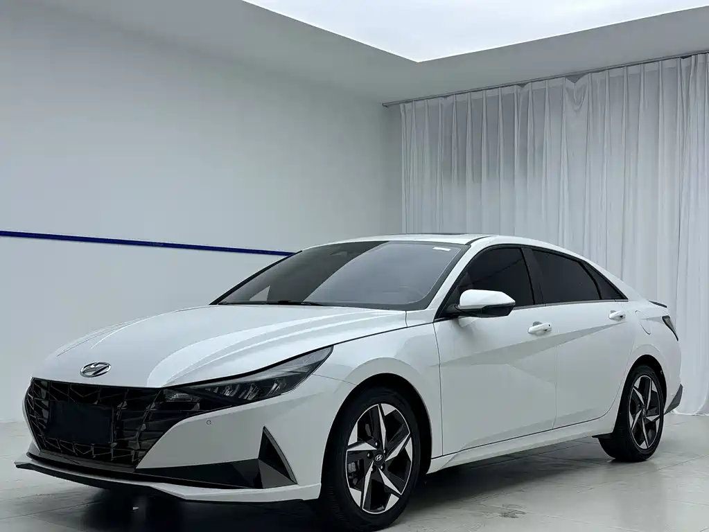 Hyundai Elantra 2023 — фото 1