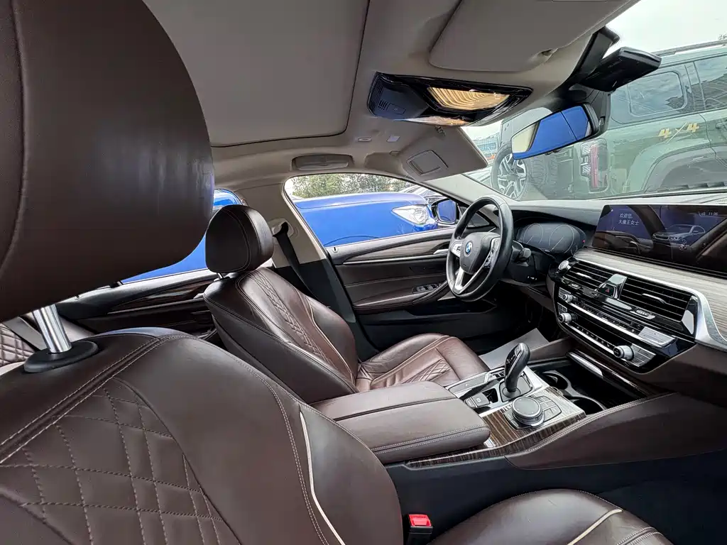 BMW 5 Series 2019 — фото 14
