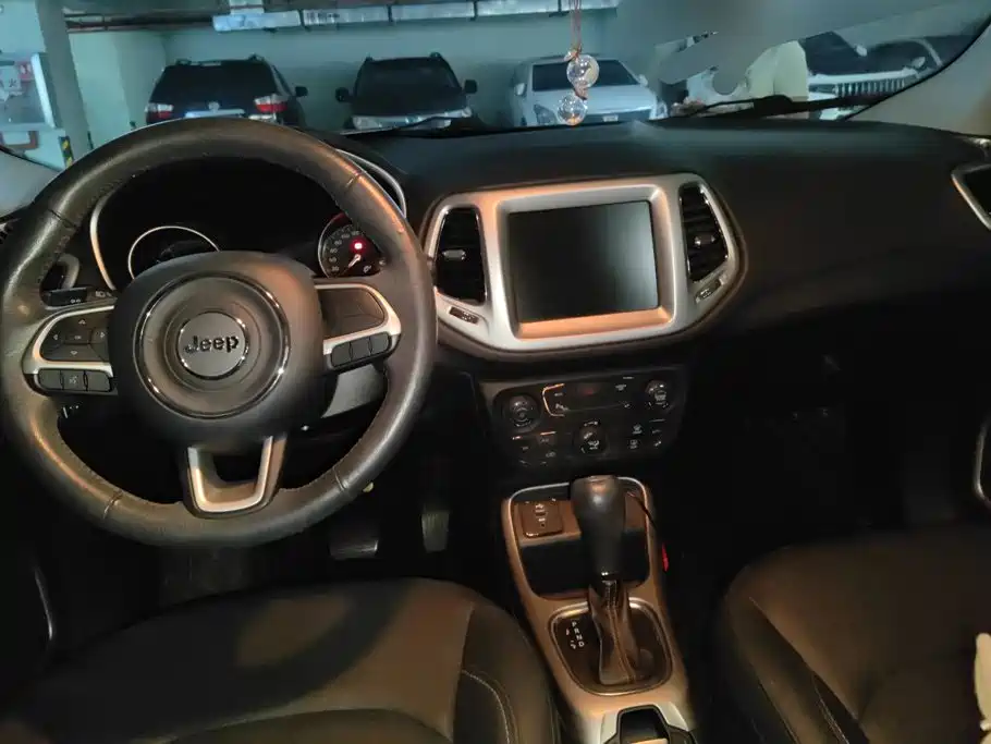 Jeep Compass 2018 — фото 12