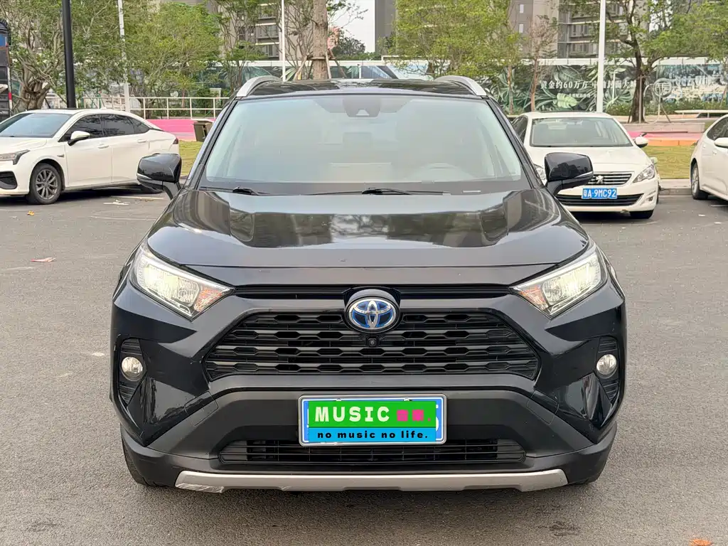 Toyota RAV4 2021 — фото 2