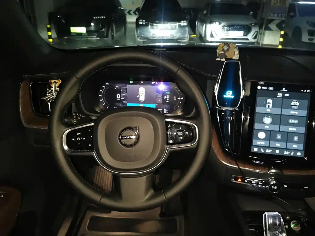 Volvo XC60 PHEV 2023 — фото 11