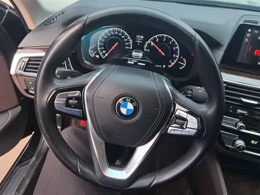 BMW 5 Series 2019 — фото 15