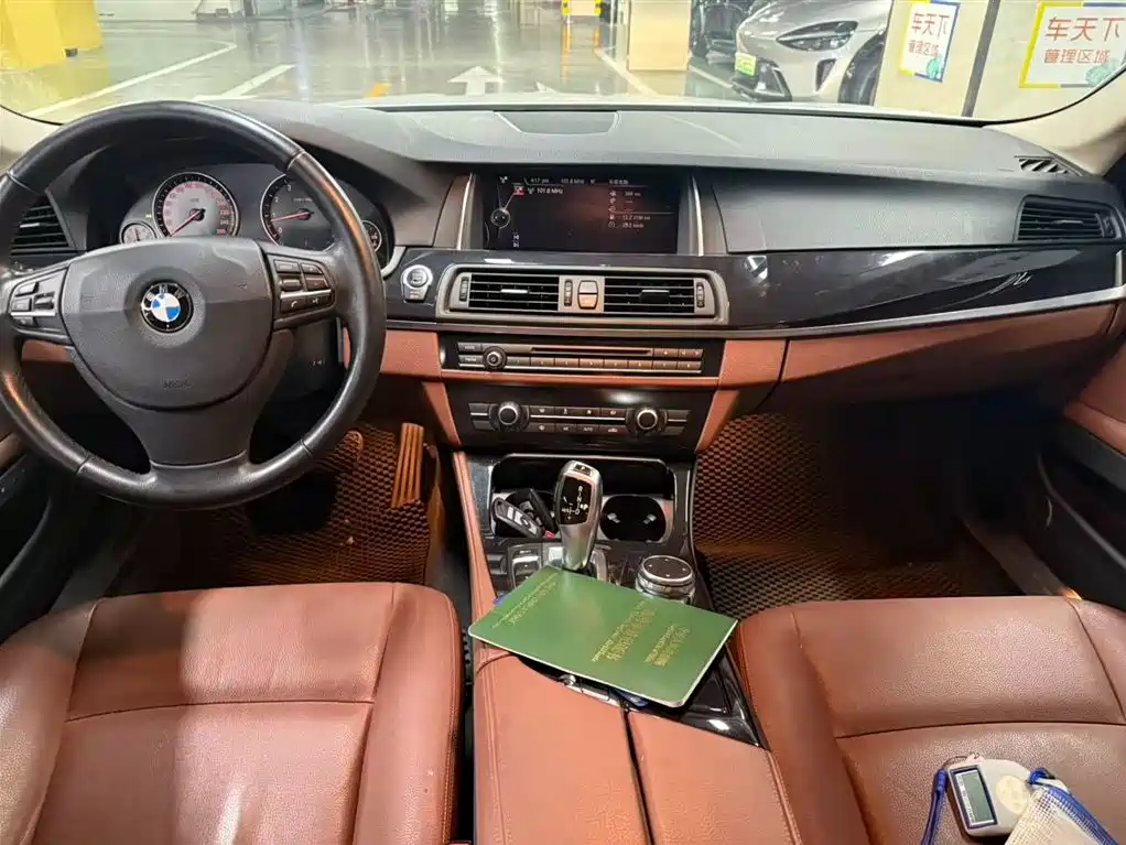 BMW 5 Series 2015 — фото 10