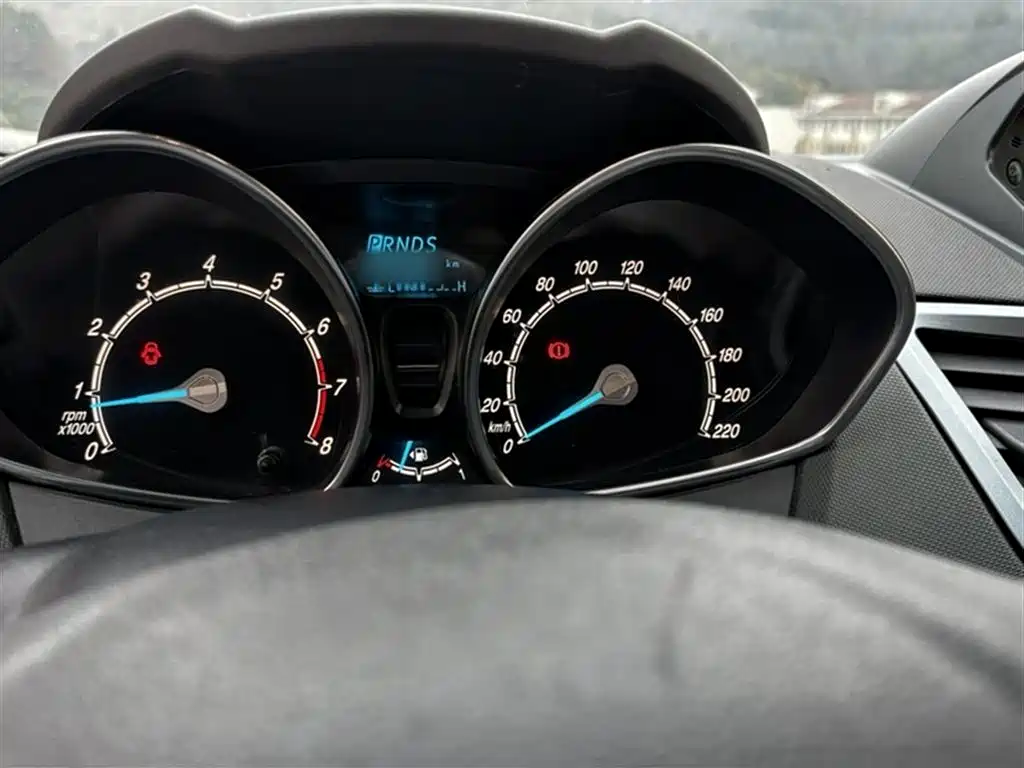 Ford Fiesta 2015 — фото 13