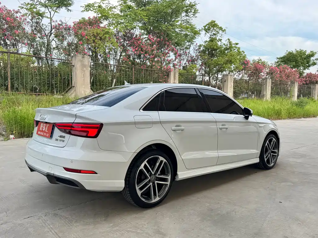 Audi A3 2018 — фото 10