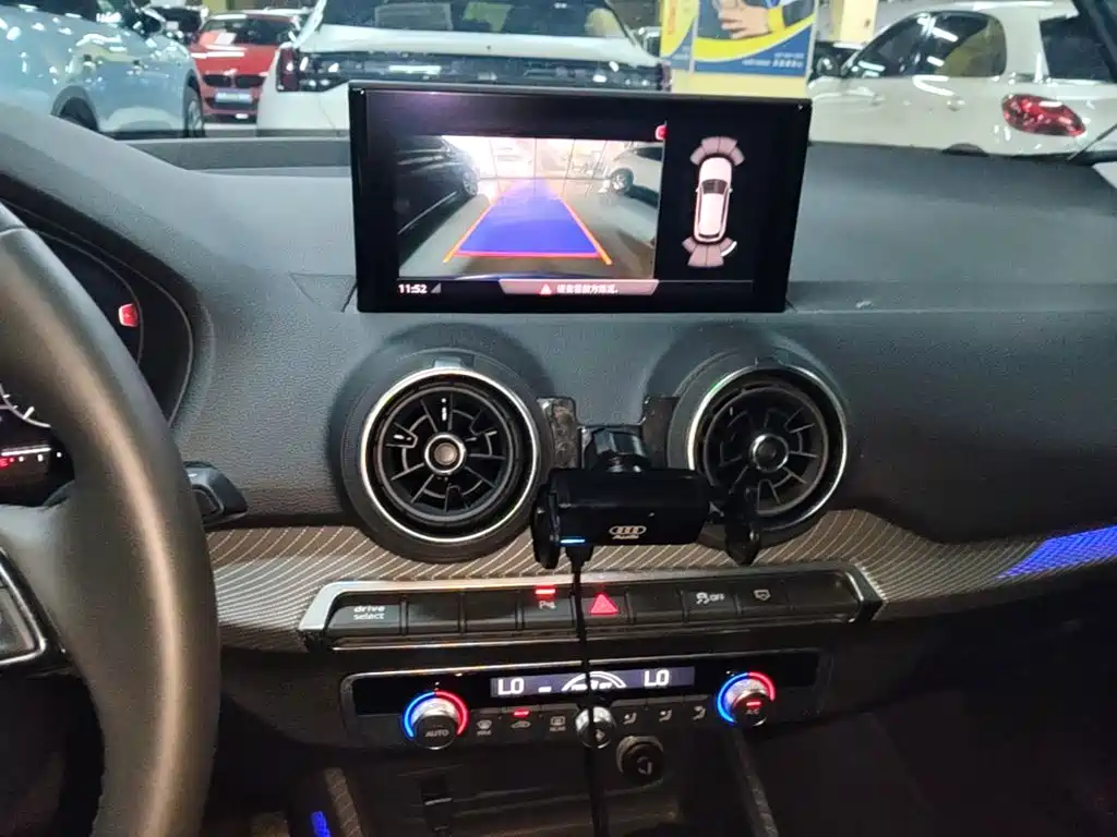 Audi Q2L E-Tron 2021 — фото 13