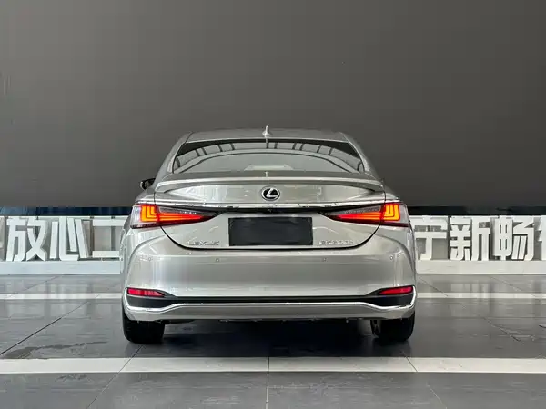 Lexus ES 2020