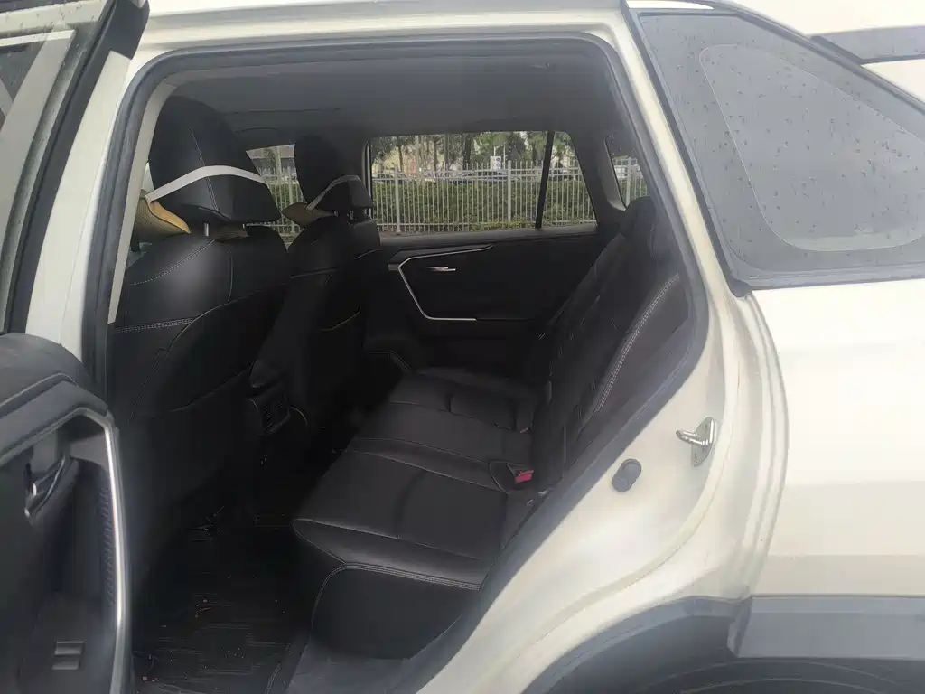 Toyota RAV4 2021 — фото 8