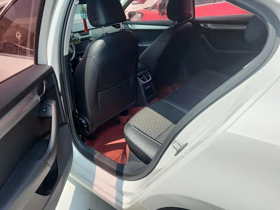 Skoda Octavia 2018 — фото 11