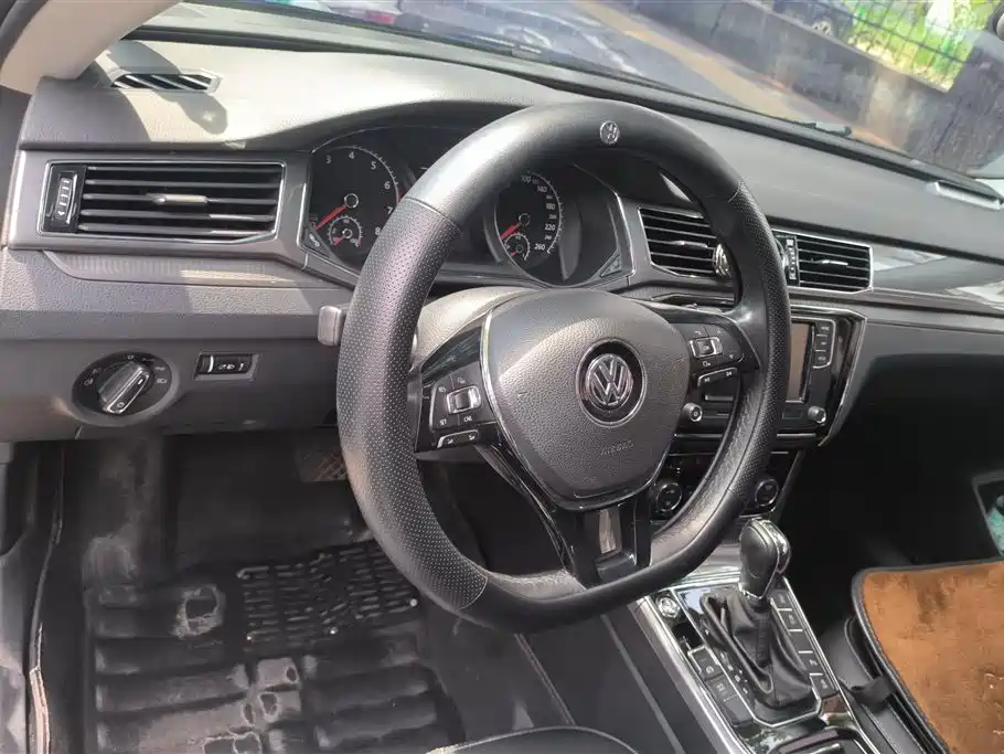 Volkswagen Passat 2017 — фото 15
