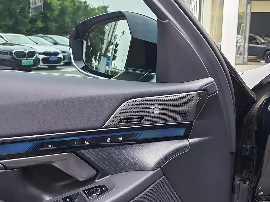 BMW 5 Series 2025 — фото 11