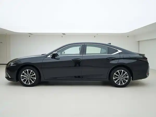 Lexus ES 2025
