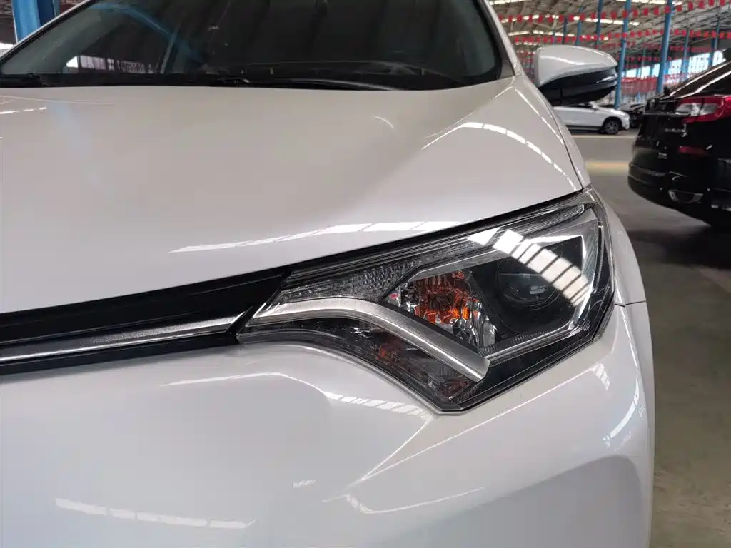 Toyota RAV4 2018 — фото 24