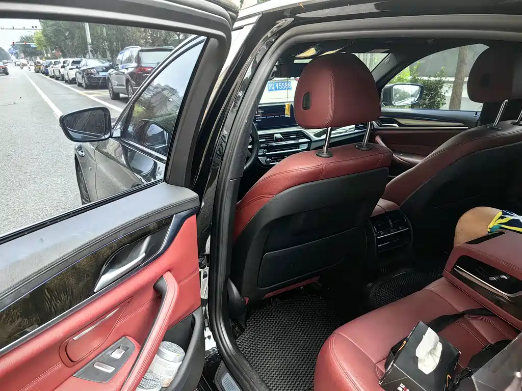 BMW 5 Series 2018 — фото 12