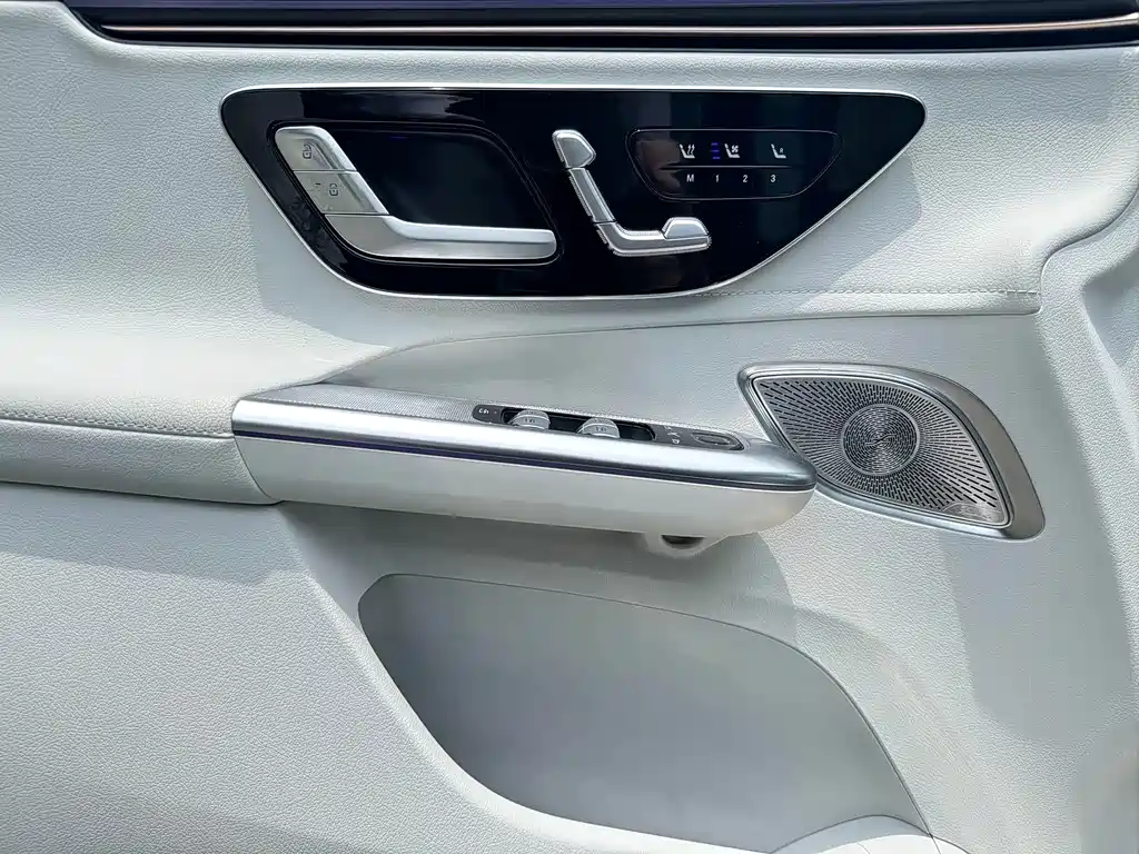 Mercedes-Benz EQE SUV 2025 — фото 12