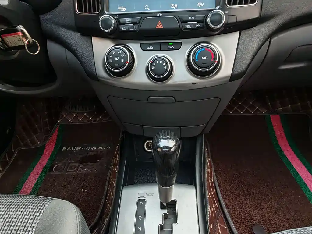 Hyundai Elantra 2015 — фото 10