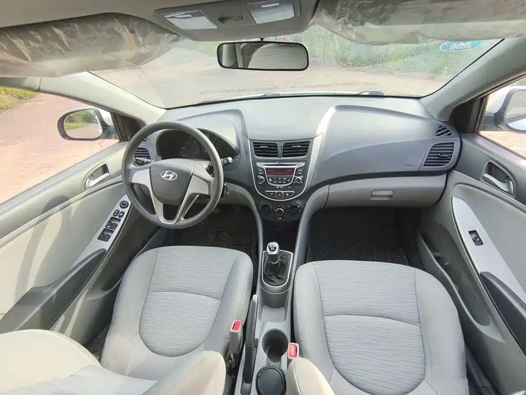 Hyundai Accent 2015 — фото 13