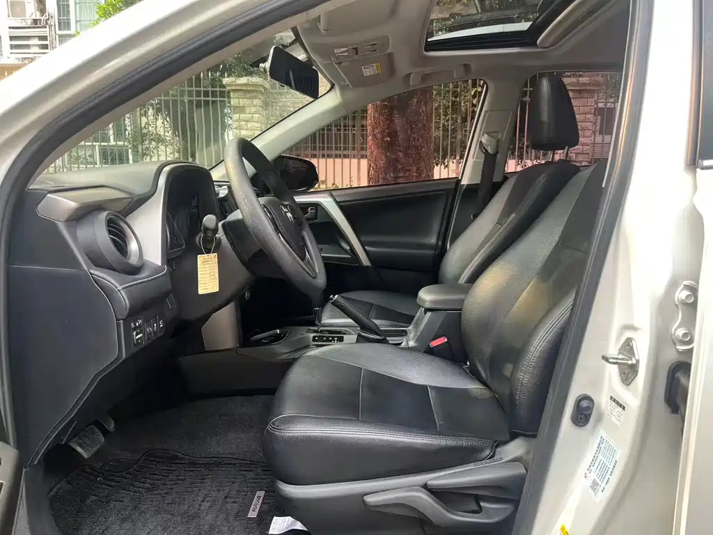 Toyota RAV4 2018 — фото 3