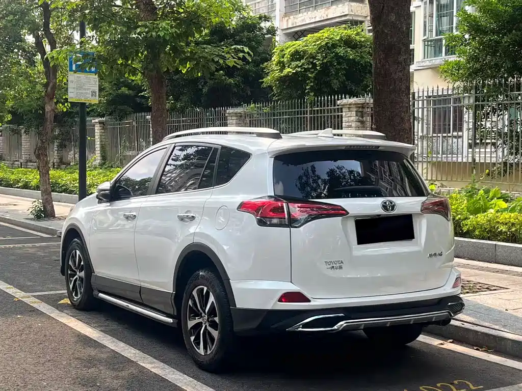 Toyota RAV4 2018 — фото 13