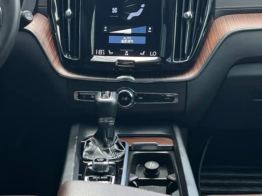Volvo XC60 2021 — фото 13