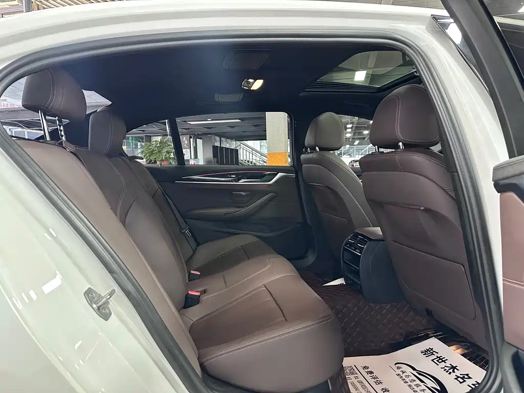 BMW 5 Series 2019 — фото 10