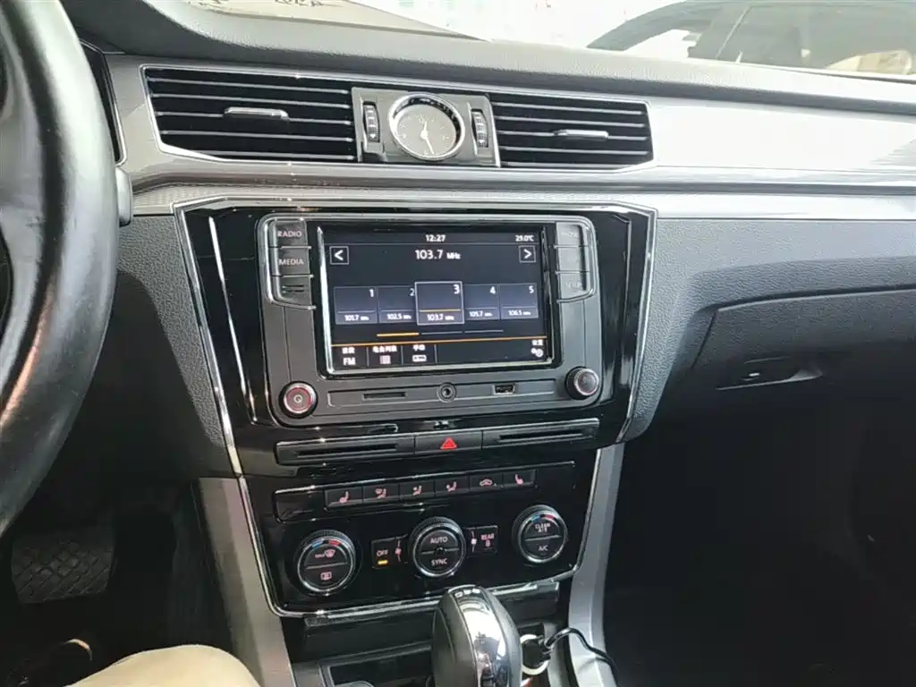 Volkswagen Passat 2018 — фото 13