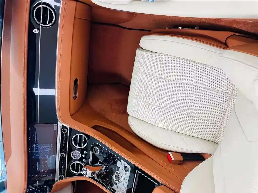 Bentley Continental 2021 — фото 10