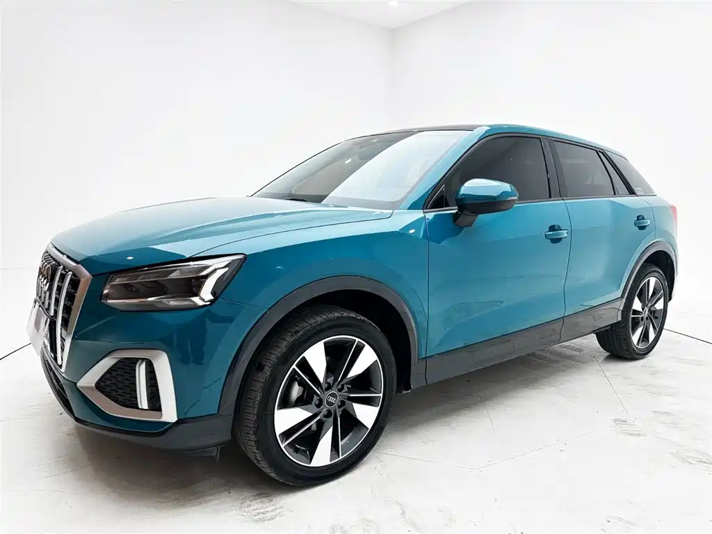 Audi Q2L 2022 — фото 1