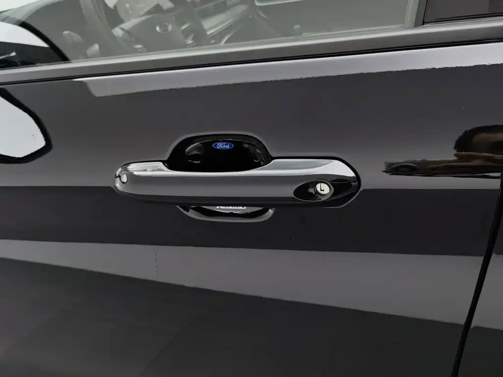 Ford Explorer 2025 — фото 18