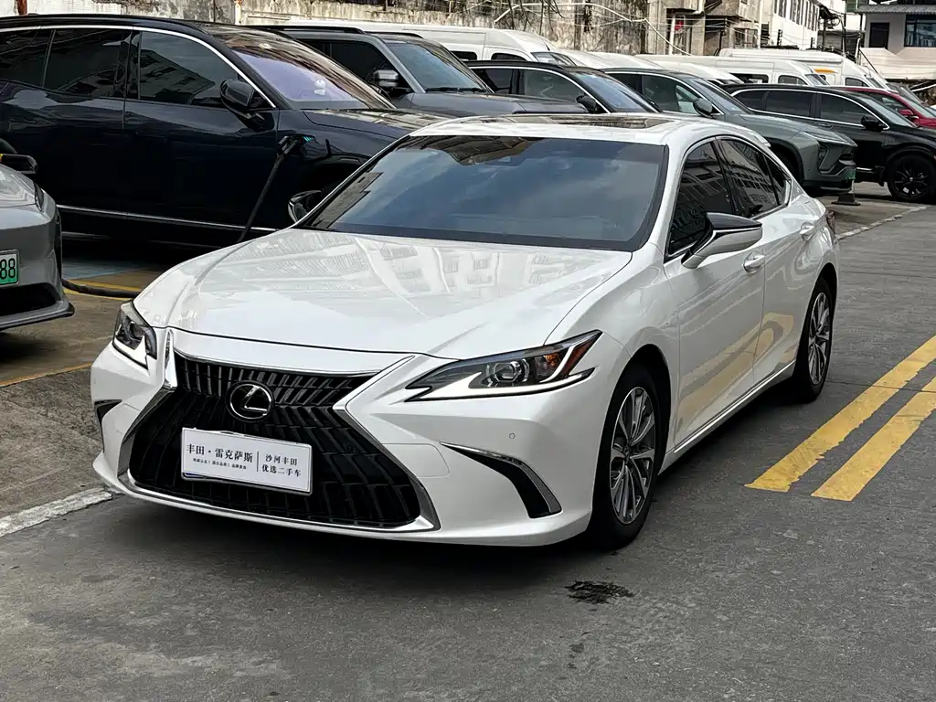 Lexus ES 2023 — фото 1