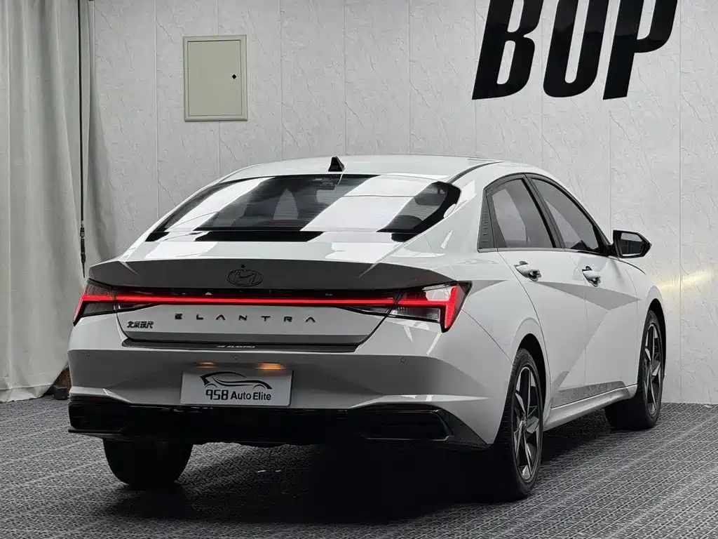 Hyundai Elantra 2022 — фото 12