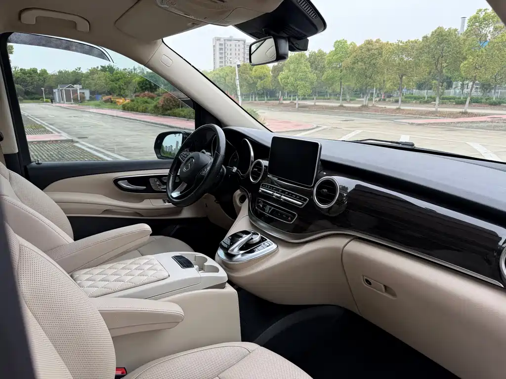 Mercedes-Benz V-Class 2019 — фото 14