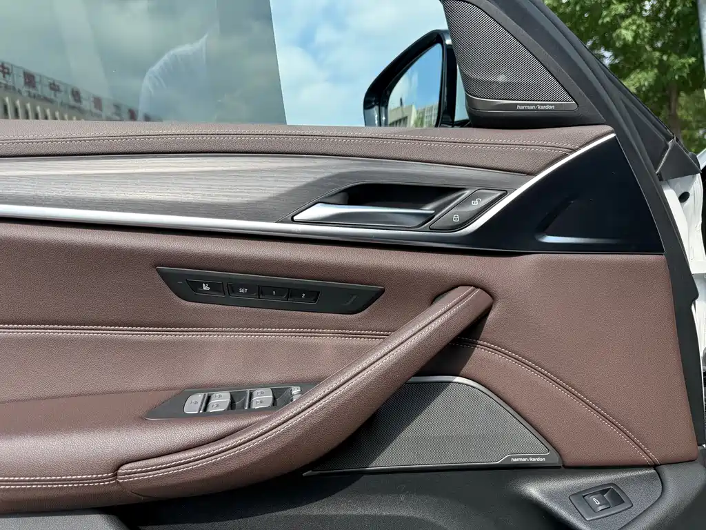 BMW 5 Series 2023 — фото 11
